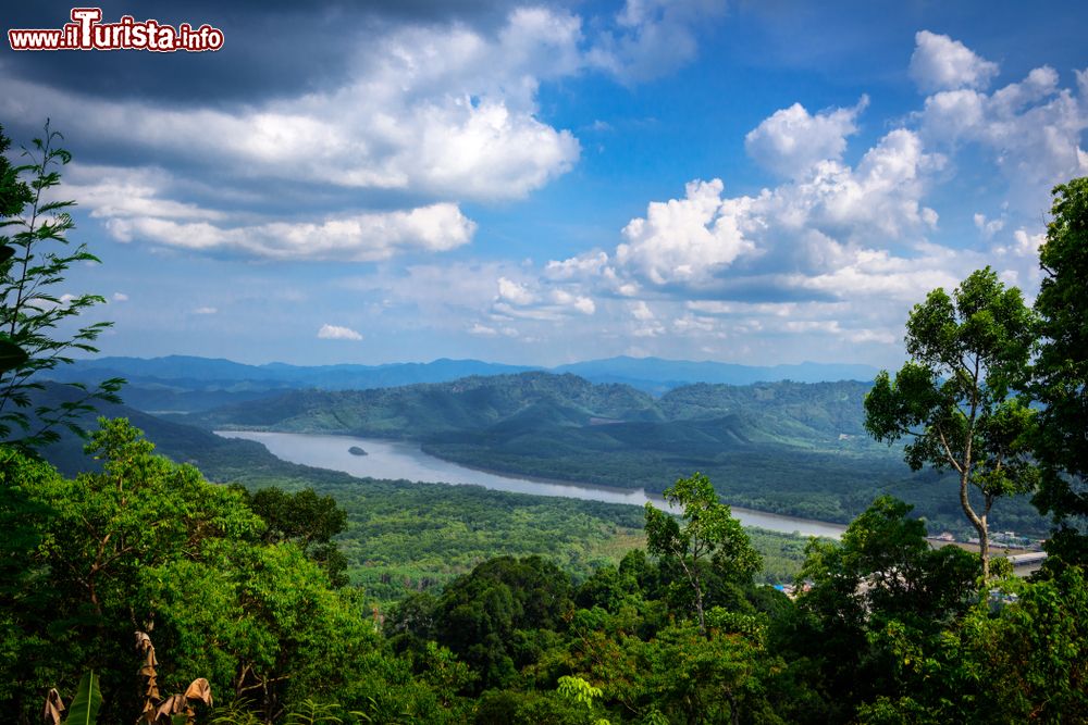 Immagine Veduta panoramica a Khao Fa Chi nella provincia di Ranong, Thailandia.