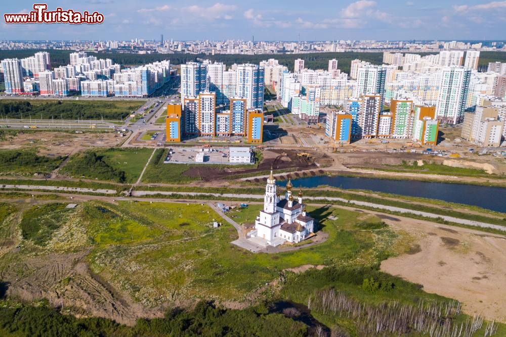 Immagine Veduta panoramica aerea dell'area residenziale Academic a Ekaterinburg, Russia. A fare da cornice alla chiesa ortodossa sono palazzi moderni costruiti negli ultimi decenni.