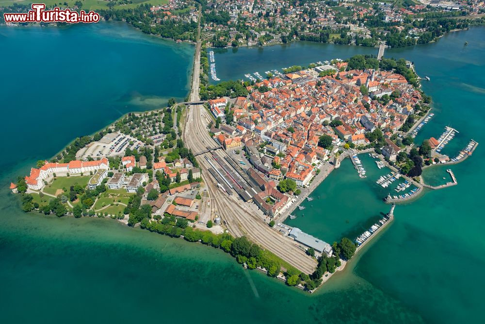 Immagine Veduta panoramica aerea della penisola di Lindau con il porto e la marina in estate, Germania.