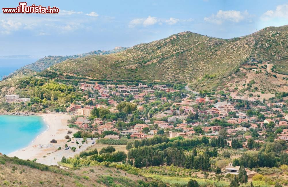 Immagine Veduta panoramica della costa mediterranea della Sardegna e della cittadina di Solanas.