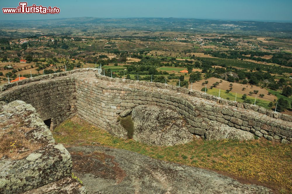 Immagine Veduta panoramica dal castello di Linhares da Beira, Portogallo. Le mura del maniero seguono la configurazione del terreno.