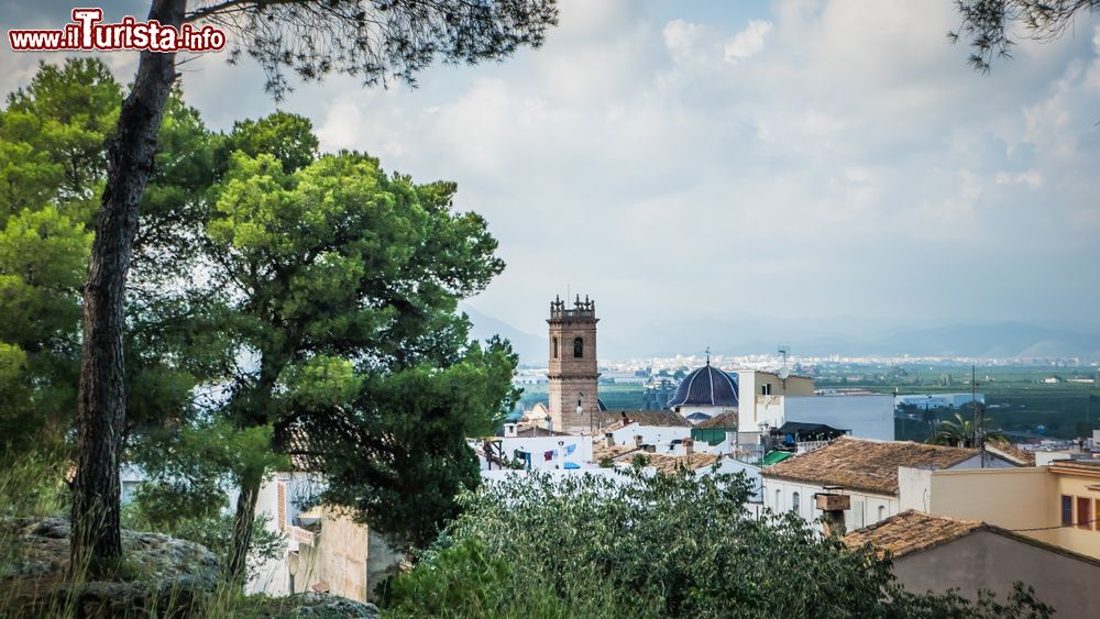Immagine Veduta panoramica dal castello di Santa Anna sull'antica città di Oliva, Spagna. Situata al confine con la provincia di Alicante, questa località possiede due anime, una cristiana e una moresca.
