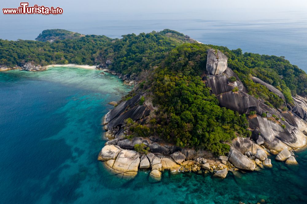 Immagine Veduta panoramica dal drone di South Twin, isola tropicale dell'arcipelago di Mergui (Myanmar).