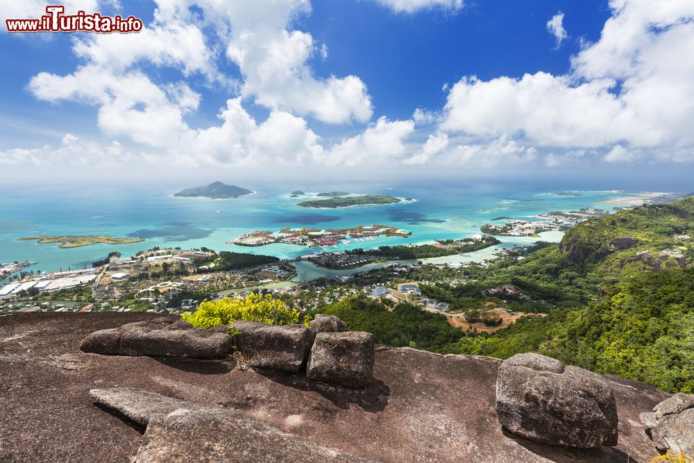 Immagine Veduta panoramica dal Monte Copolia del sud est di Mahé, Seychelles, con Victoria sullo sfondo.