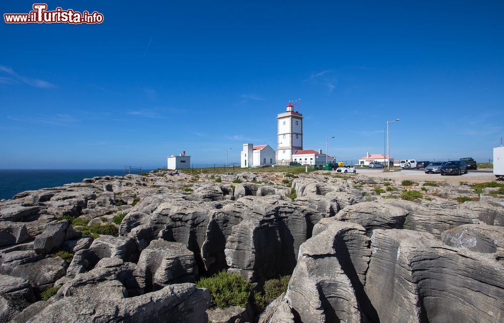 Immagine Veduta panoramica dalla rocce con il faro di Cape Carvoeiro vicino a Peniche, Portogallo. Questo capo si trova sulla costa atlantica di fronte all'arcipelago delle Berlengas.