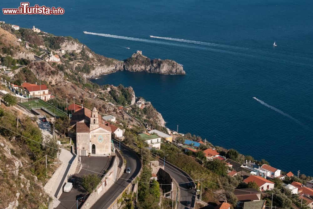 Immagine Una veduta panoramica dall'alto del borgo di Furore, Campania, con la chiesa  e il campo sportivo.