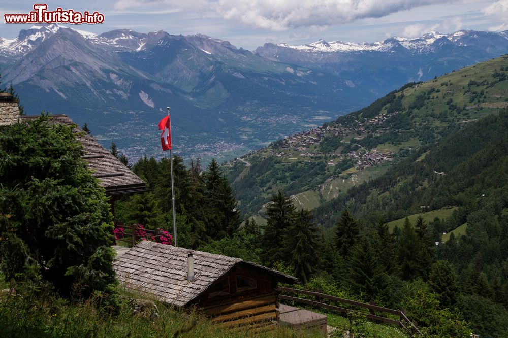 Immagine Veduta panoramica dall'alto del borgo di Nendaz, Svizzera.