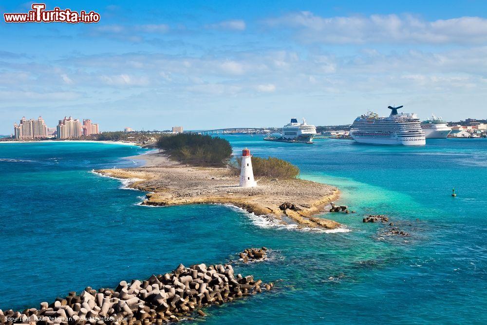 Immagine Veduta panoramica dall'alto del faro, del porto e di un resort di lusso a Nassau, Bahamas. Questa cittadina è una delle mete predilette dai turisti che scelgono di recarsi in quest'arcipelago  - © Ruth Peterkin / Shutterstock.com