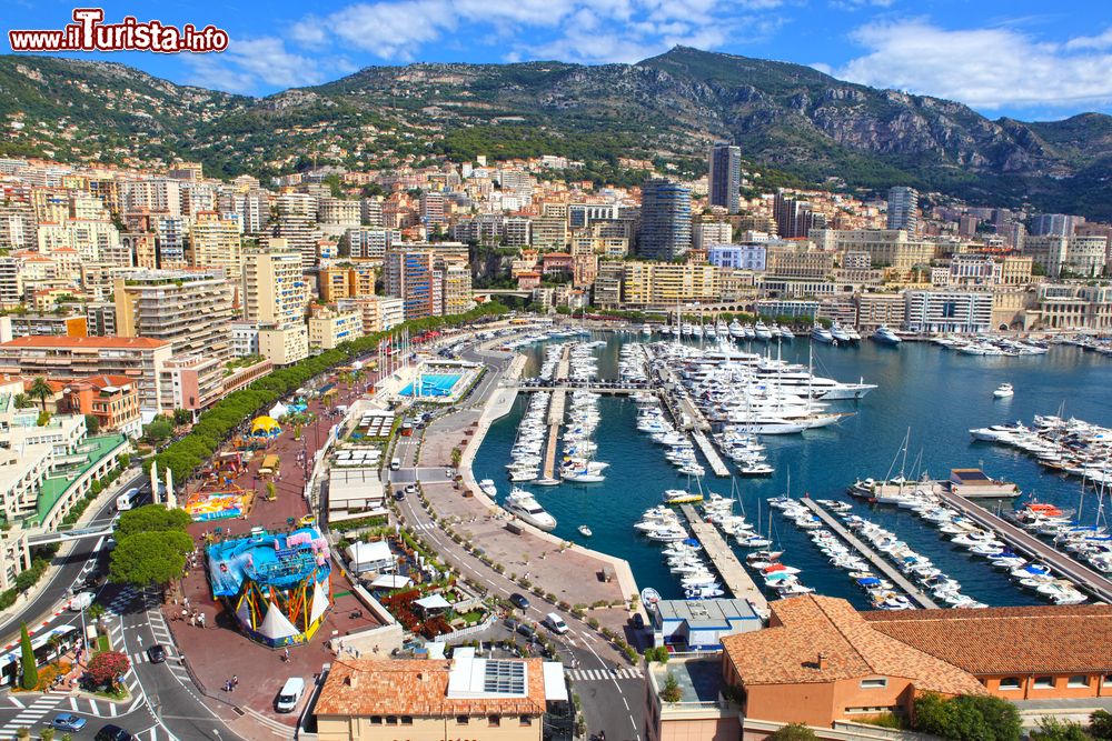 Immagine Veduta panoramica dall'alto della città di Monte Carlo, Principato di Monaco. E' nota per il casinò, le sue spiagge, i frattacieli, la moda, il GP di Formula 1 oltre che per essere stata scelta come residenza da molti personaggi famosi.