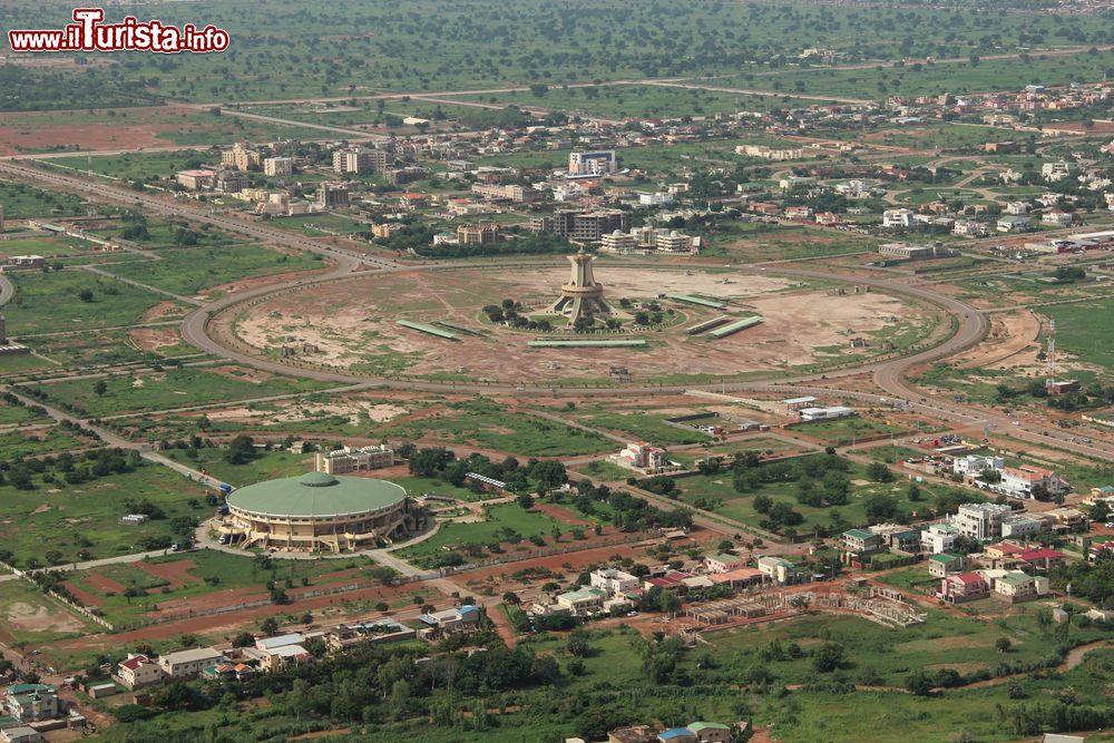 Immagine Veduta panoramica dall'alto della città di Ouagadougou con il Monumento agli Eroi Nazionali (Burkina Faso).