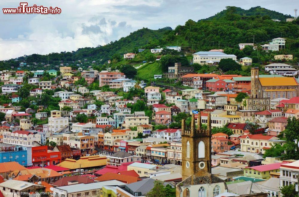 Immagine Veduta panoramica dall'alto della città di St.George's, Grenada, con i suoi edifici e le costruzioni colorate - © EQRoy / Shutterstock.com