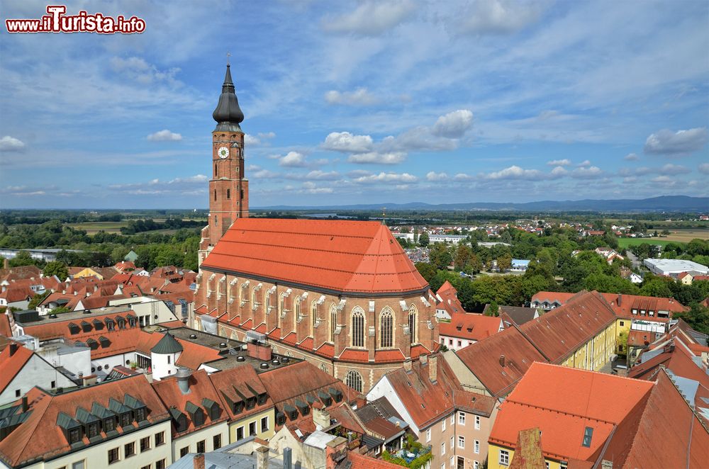 Immagine Veduta panoramica dall'alto della città di Straubing, Germania. Al centro, l'imponente chiesa di St. Jacob costruita fra il 1400 e il 1512.