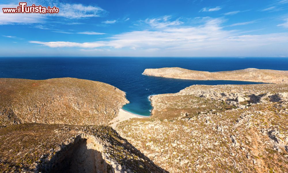 Immagine Veduta panoramica dall'alto della grotta di Sikati e della costa, isola di Kalymnos (Grecia). Questa caverna senza tetto ha un diametro di 50/60 metri con una profondità di circa 70. E' molto conosciuta da chi pratica arrampicata.