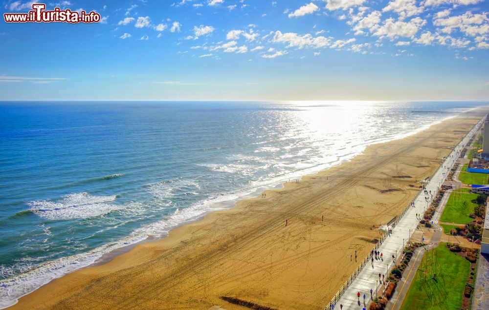 Immagine Veduta panoramica dall'alto della passeggiata lungomare a Virginia Beach, Virginia (USA).