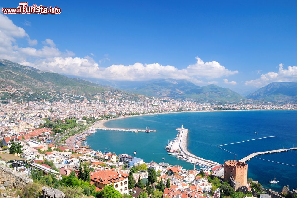 Immagine Veduta panoramica dall'alto di Alanya e della baia, Turchia. Per questa città il periodo più importante politicamente è stato quello medievale con il dominio del sultano Alaeddin Keykubad I° a cui si devono il nome e la costruzione di importanti edifici fra cui il castello e la Torre Rossa.