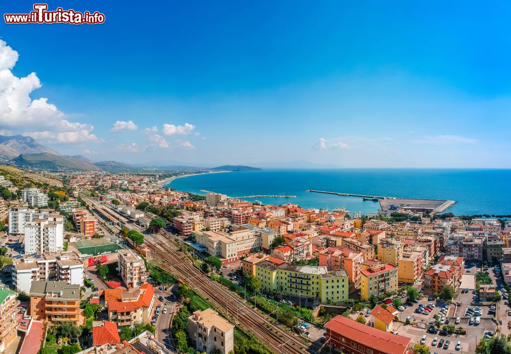 Immagine Veduta panoramica dall'alto di Formia, Lazio. Siamo in una delle più celebri località della Riviera di Ulisse, tratto costiero della provincia di Latina che si estende per circa 100 km alternando spiagge di sabbia fine con promontori rocciosi.