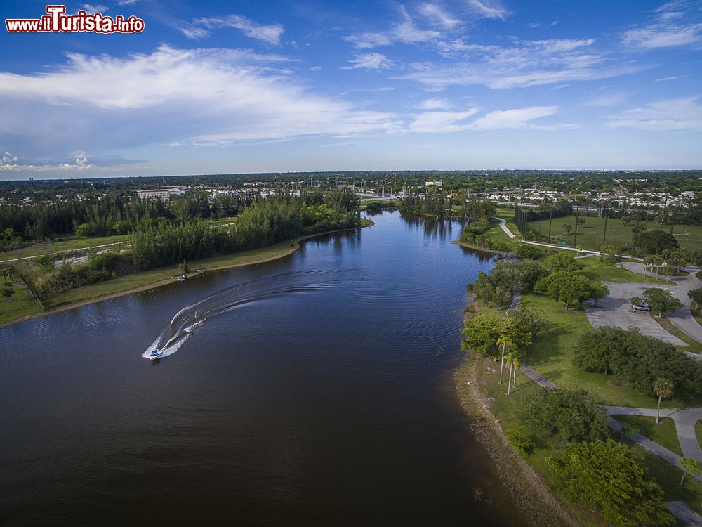 Immagine Veduta panoramica dall'alto di un lago a Pembroke Pines, Florida.