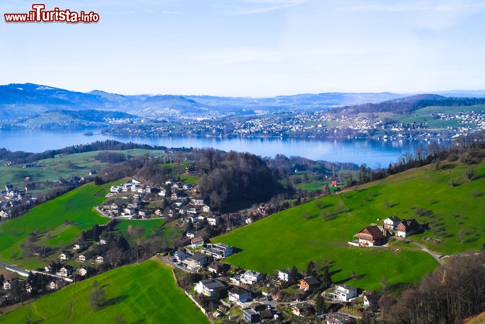 Immagine Veduta panoramica dall'alto di Weggis e del lago di Lucerna, Svizzera. Per ammirare questo skyline si può salire sulla cabinovia che porta a Rigi Kaltbad.