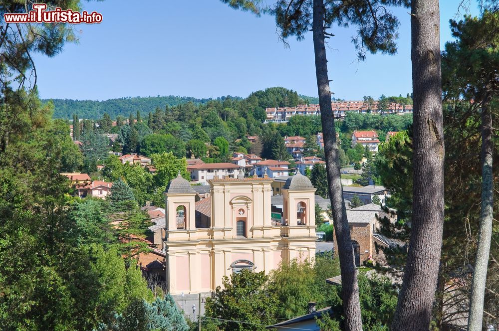 Immagine Veduta panoramica del borgo di Acquapendente, Lazio. In primo piano la basilica del Santo Sepolcro, chiamata così perchè ospiterebbe una pietra macchiata di sangue proveniente dal Santo Sepolcro di Gerusalemme.