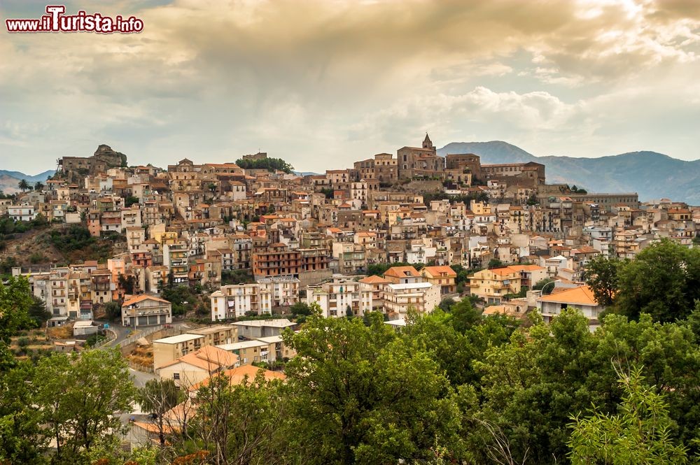 Immagine Veduta panoramica del borgo di Castiglione di Sicilia