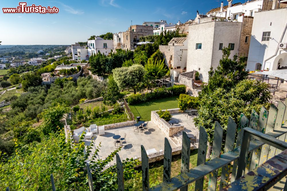 Immagine Veduta panoramica del borgo pugliese di Locorotondo in Valle d'Itria, provincia di Bari