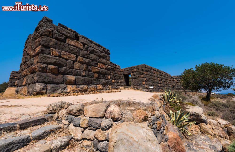 Immagine Veduta panoramica del castello dell'isola di Nisyros, Grecia. Costruito in periodo ellenistico, aveva funzione di controllo sulla navigazione fra le isole. E' stato recentemente restaurato.