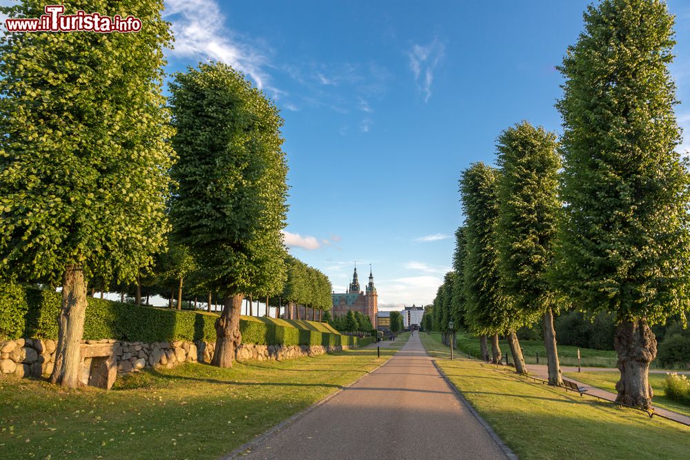Immagine Veduta panoramica del castello di Frederiksborg a Hillerod, Danimarca. Questo splendido edificio è circondato dal giardino barocco e dal romantico parco all'inglese.