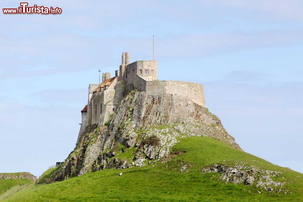 Immagine Veduta panoramica del castello di Lindisfarne, Inghilterra. Sede di una guarnigione e di un'artiglieria difensiva nel corso del 1700 e poi a intermittenza sino a metà del 1800, il castello cadde in rovina sino al 1901 quando Edward Hudson se ne innamorò.