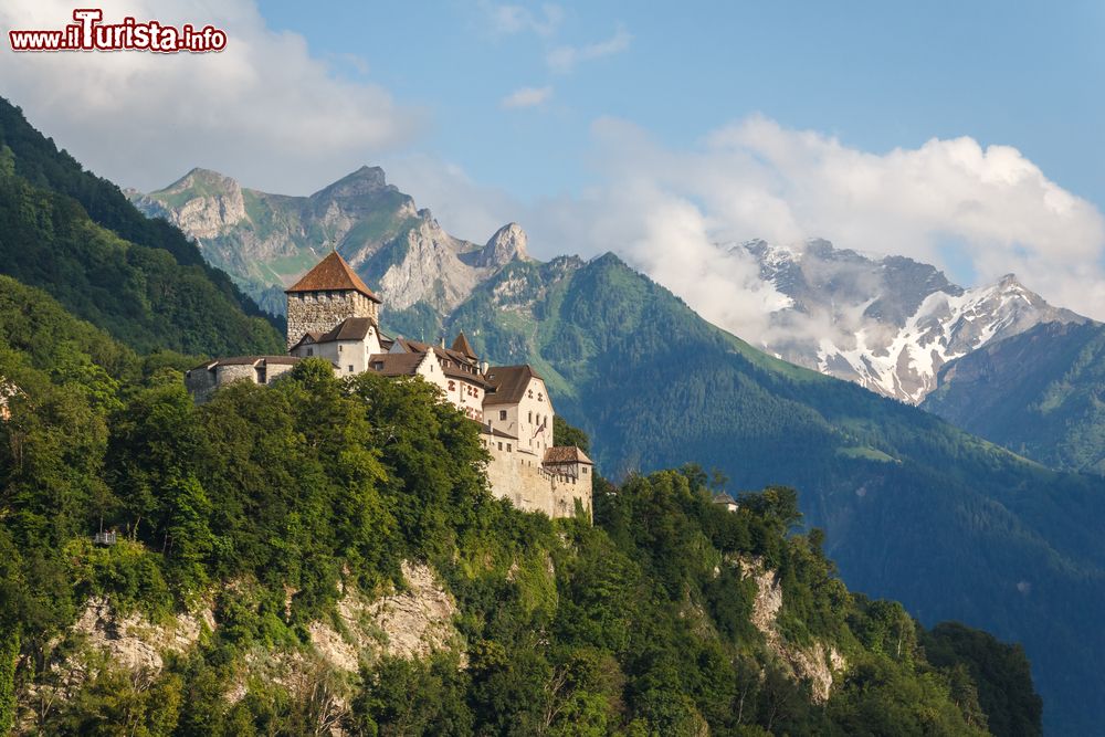 Immagine Veduta panoramica del castello di Vaduz, capitale del Liechtenstein. Questa cittadella medievale domina Vaduz dall'alto e si può raggiungere tramite un romantico sentiero da effettuare a piedi.