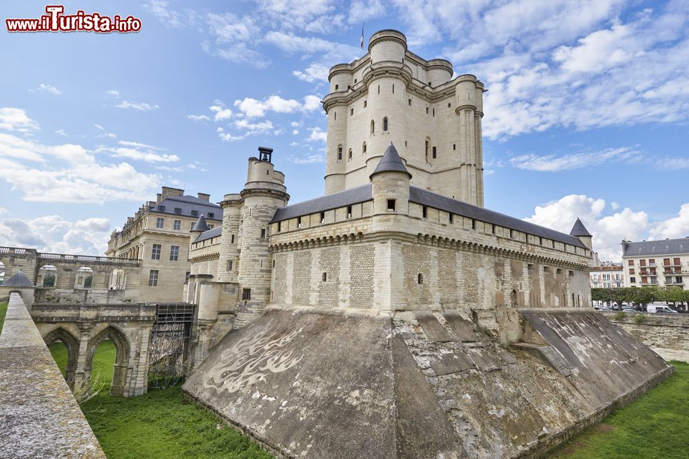 Immagine Veduta panoramica del castello di Vincennes, Francia. Quello che un tempo era un semplice padiglione di caccia costruito per volere di Luigi VII° verso il 1150 nella foresta di Vincennes divenne poi nel XIII° secolo un vero e proprio maniero.