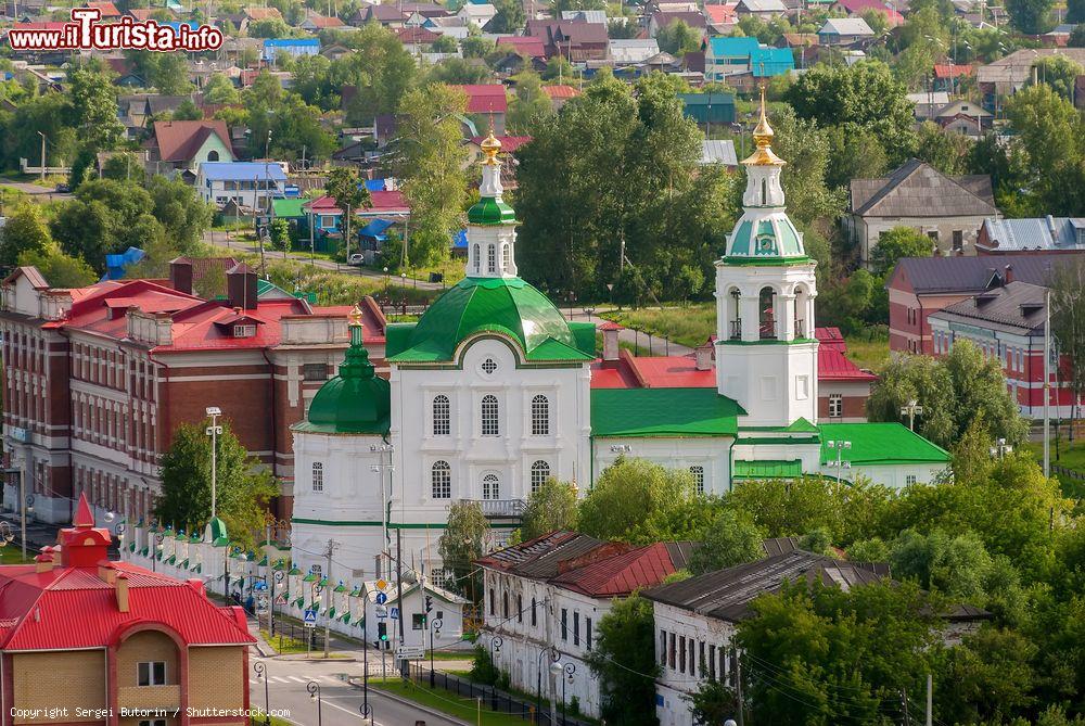 Immagine Veduta panoramica del centro di Tobolsk con la chiesa di San Michele Arcangelo, Russia. Una bella immagine della storica capitale della Siberia - © Sergei Butorin / Shutterstock.com