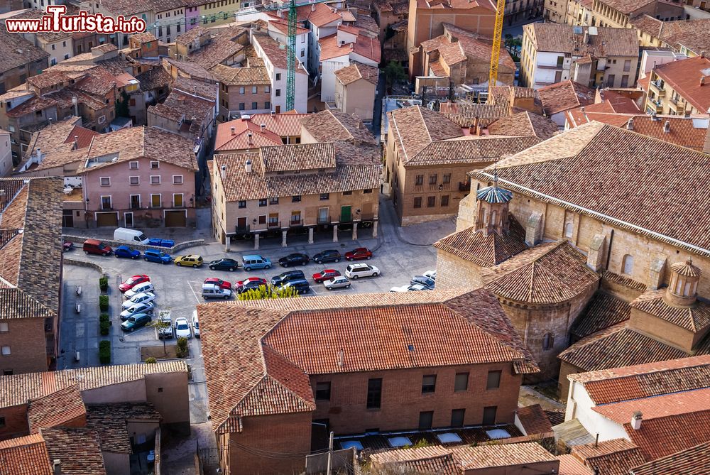 Immagine Veduta panoramica del centro storico di Daroca dall'alto, Spagna. Su questa piazza si affacciano edifici religiosi e palazzi storici del borgo medievale.