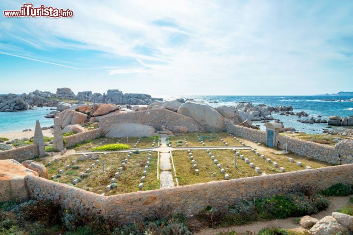 Immagine Veduta panoramica del cimitero di Cala Acciarino sull'isola di Lavezzi, Corsica.