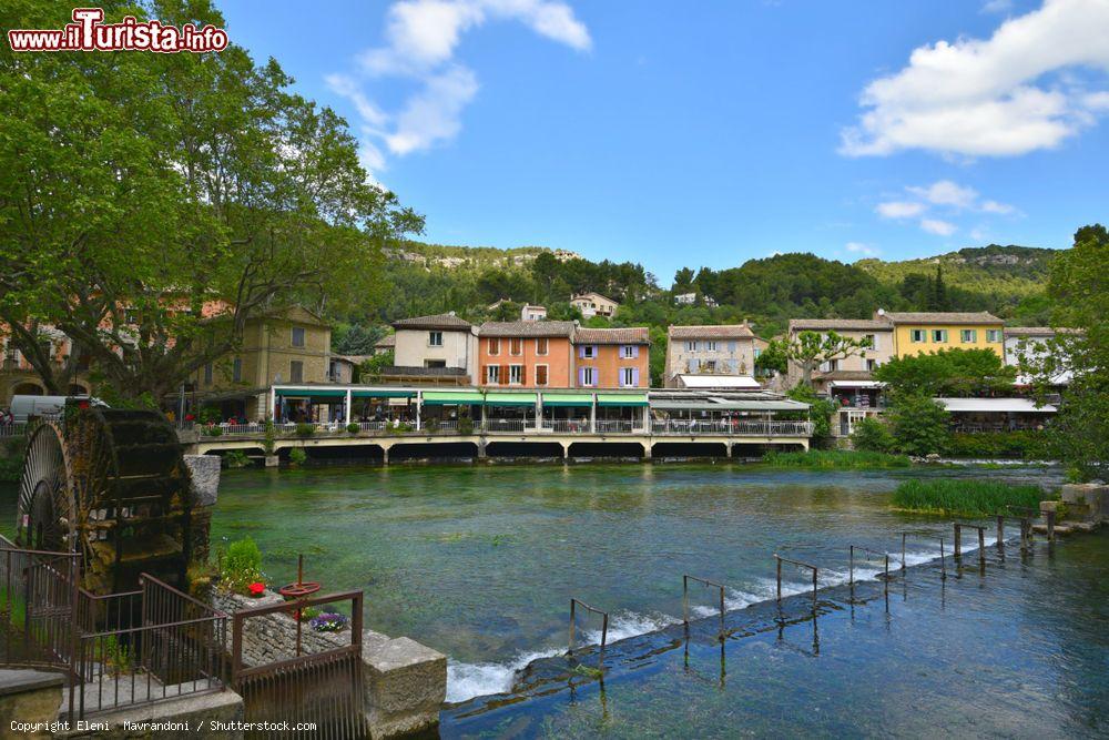 Immagine Veduta panoramica del fiume a Fontaine-de-Vaucluse, Provenza, Francia - © Eleni Mavrandoni / Shutterstock.com