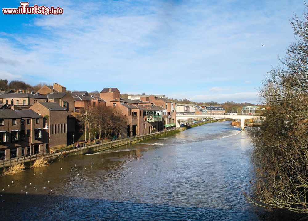 Immagine Veduta panoramica del fiume Wear con la città di Durham, Inghilterra.