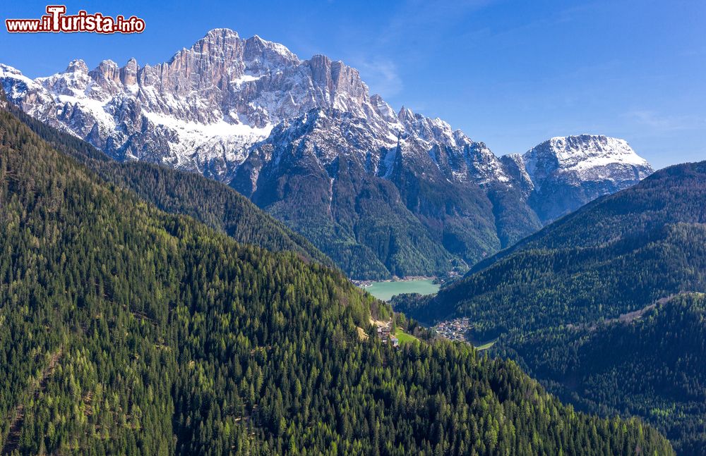 Immagine Veduta panoramica del Monte Civetta e del lago di Alleghe dal Colle Santa Lucia, Veneto. Il lago si formò nel 1771 in seguito a una frana che si staccò dal monte Piz e sommerse i villaggi di Marin, Riete e Fusine provocando uno sbarramento naturale lungo il corso del fiume Cordevole.