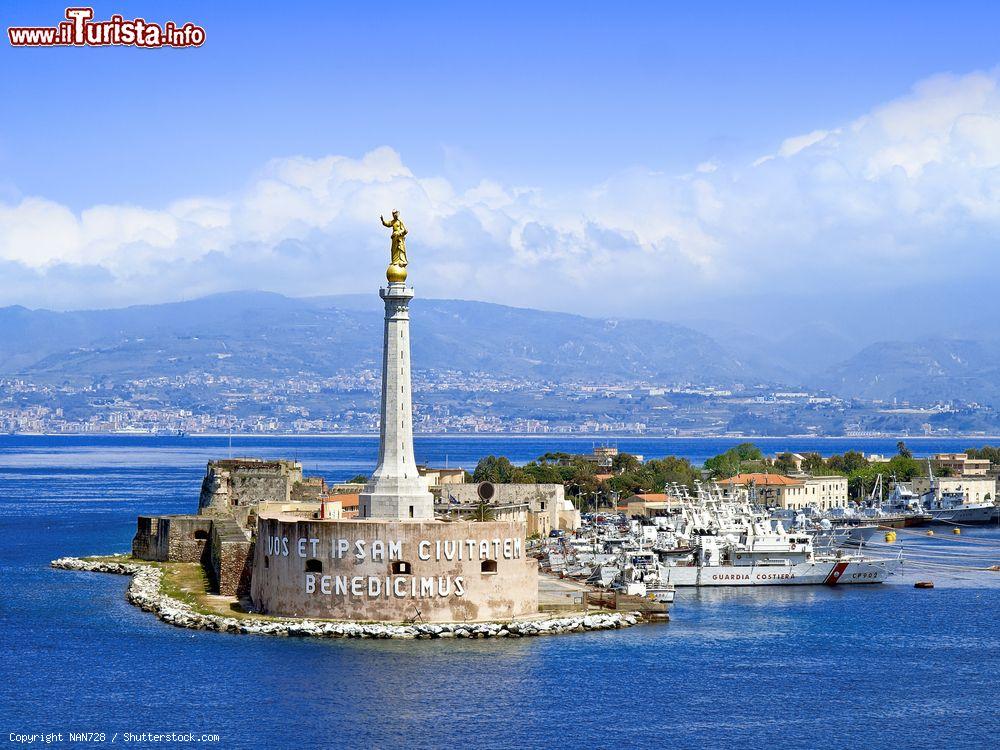 Immagine Veduta panoramica del porto di Messina con la statua dorata della Madonna della Lettera, Sicilia. I festeggiamenti si celebrano il 3 giugno; le origini risalgono al 42 d.C. quando sulle sponde della Sicilia giunse l'apostolo Paolo durante uno dei suoi viaggi per annunciare il Vangelo - © NAN728 / Shutterstock.com