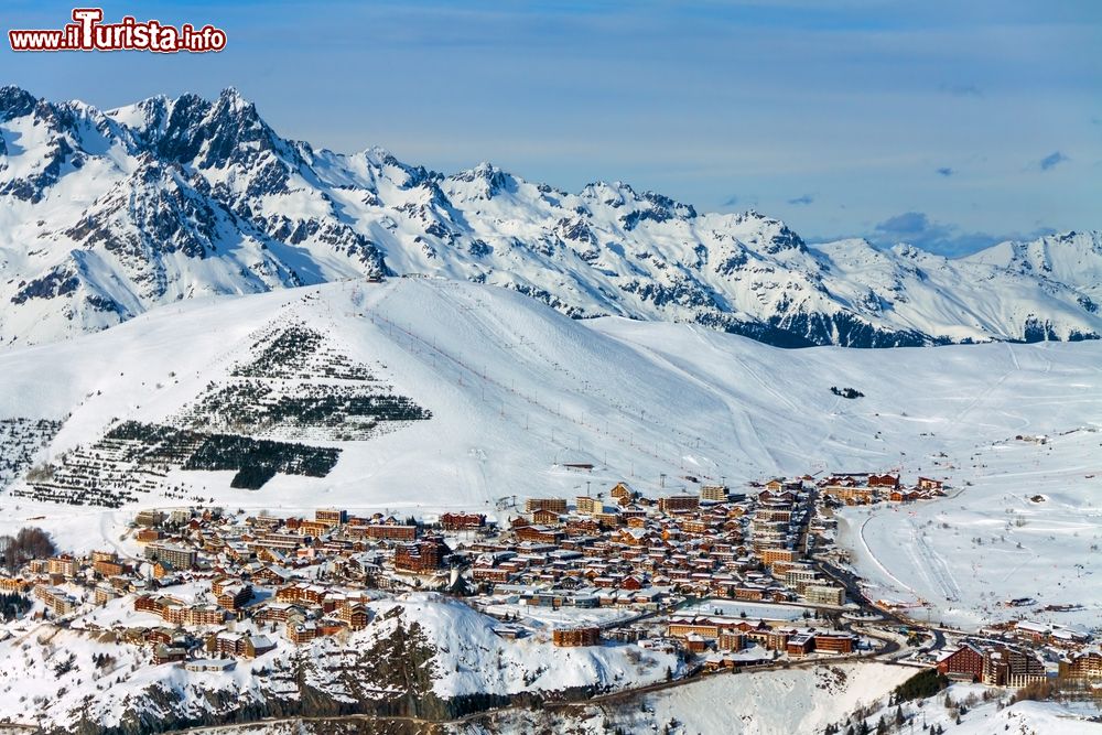 Immagine Veduta panoramica del resort dell'Alpe d'Huez, Francia, in inverno. Siamo nel dipartimento dell'Isère, nel massiccio delle Grandes Rousses.