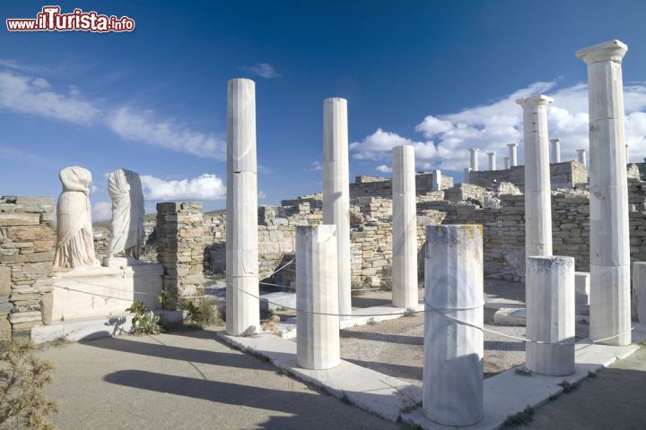 Immagine Veduta panoramica del sito archeologico di Delos, Grecia. Quest'area rappresenta una delle zone storiche e archeologiche più importanti della Grecia. Viene considerata la culla di Apollo, dio del sole, e di sua sorella Artemide