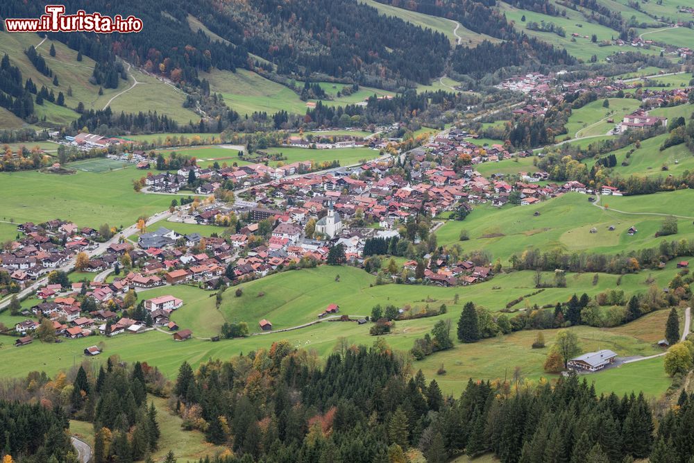 Immagine Veduta panoramica del villaggio di Bad Hindelang dall'Oberjoch Pass, land della Baviera, Germania.
