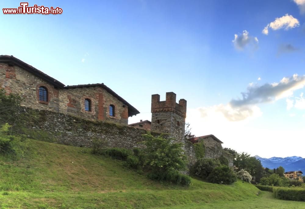 Immagine Veduta panoramica del villaggio medievale di Ricetto di Candelo, Biella, Piemonte. Situato in provincia di Biella, questo paesino accoglieva gli abitanti della zona in caso di attacco dei nemici.