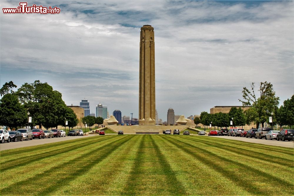 Immagine Veduta panoramica del World War II National Memorial a Kansas City, Missouri. 