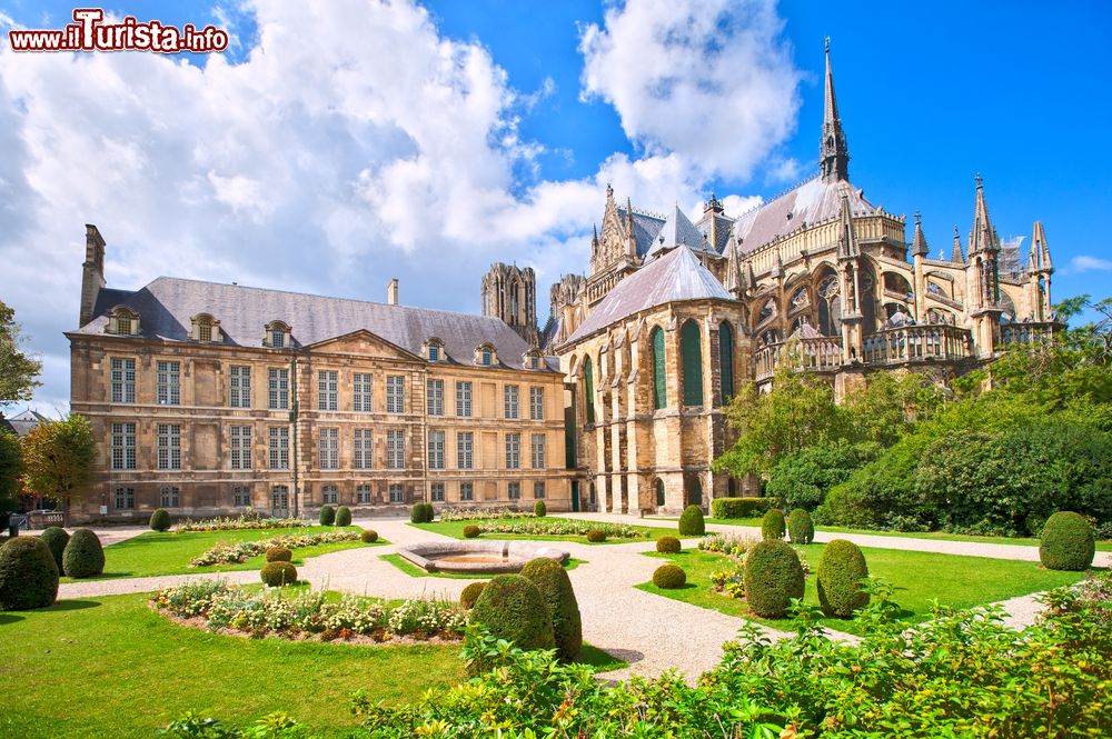 Immagine Veduta panoramica della cattedrale di Reims, Francia. Chiamata anche "cattedrale degli angeli" per via delle belle statue di angeli che la decorano, questo sontuoso luogo di culto racchiude importanti tesori e opere d'arte fra cui arazzi sulla vita della Vergine. 