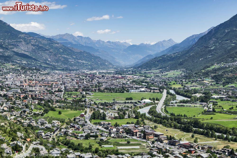 Immagine Veduta panoramica della città di Aosta, Valle d'Aosta. Situata all'incirca nel mezzo della regione Valle d'Aosta, su questa cittadina dominano importanti vette fra cui la Becca di Nona, il Monte Emilius e la Pointe de Chaligne - © Saverio blasi / Shutterstock.com