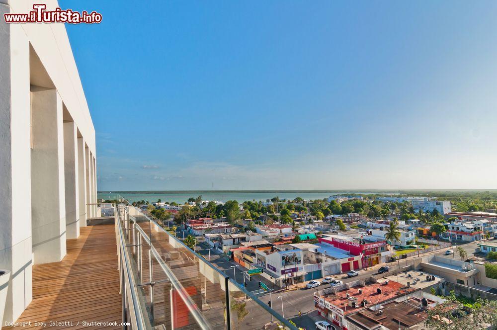 Immagine Veduta panoramica della città di Chetumal, Messico, in una giornata con il cielo limpido. Chetumal è un importante porto nonchè ingresso principale del Messico con il vicino stato del Belize - © Eddy Galeotti / Shutterstock.com