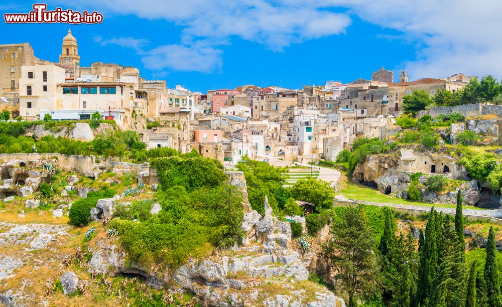 Immagine Veduta panoramica della città di Gravina in Puglia, provincia di Bari. Questa località sorge su un terreno calcareo fra il pre-Appennino lucano e la Murgia a un'altitudine di circa 360 metri. Una parte della città si estende sulle sponde di un profondo crepaccio, simile a un canyon.