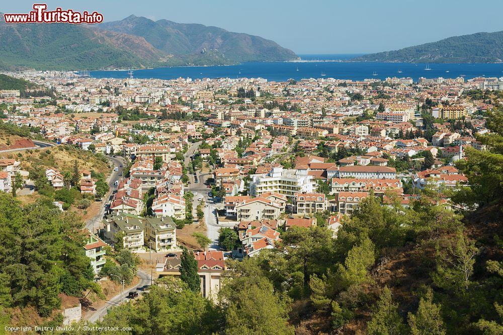 Immagine Una veduta panoramica della città di Marmaris, Turchia. Questa famosa località turca si trova nella regione dell'Egeo, nel cuore della provincia di Mugla - © Dmitry Chulov / Shutterstock.com