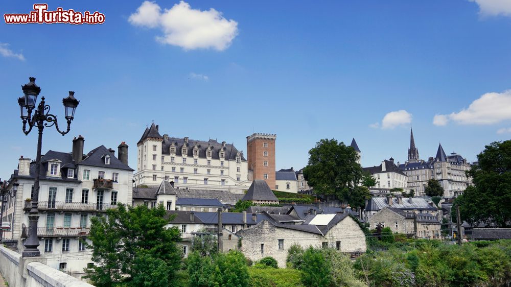 Immagine Veduta panoramica della città di Pau, Francia, con il castello sulla sinistra e il Parlamento di Navarre sulla destra.