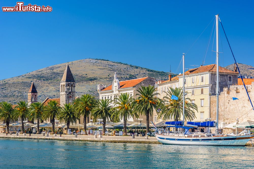 Immagine Veduta panoramica della città di Trogir, Croazia, con il porto e le palme.