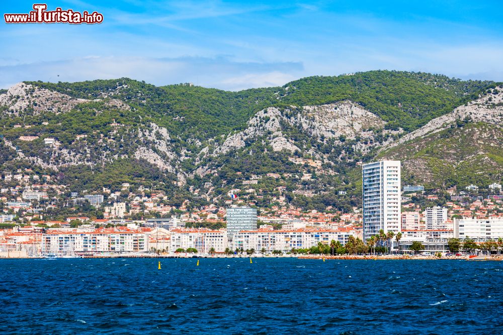 Immagine Veduta panoramica della città francese di Tolone, Costa Azzurra.